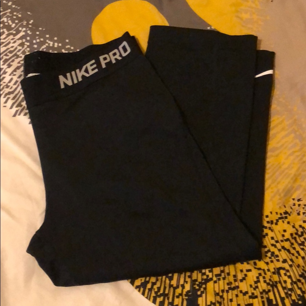 Black Nike Pro Capri
